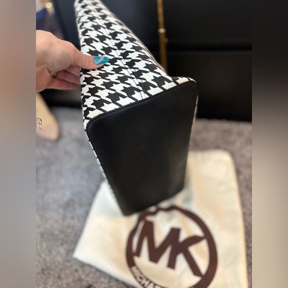 Michael Kors Houndstooth Jet set tote w/ dusty - Picture 16 of 17